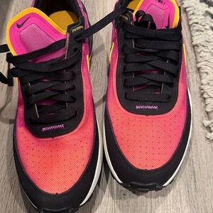 Nike Women's Pink and Black Athletic Sneakers